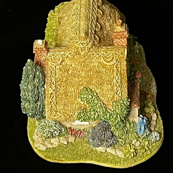 Lilliput Lane | Nursery Cottage | Much Valued Customer Special Edition - Picture 10 of 12